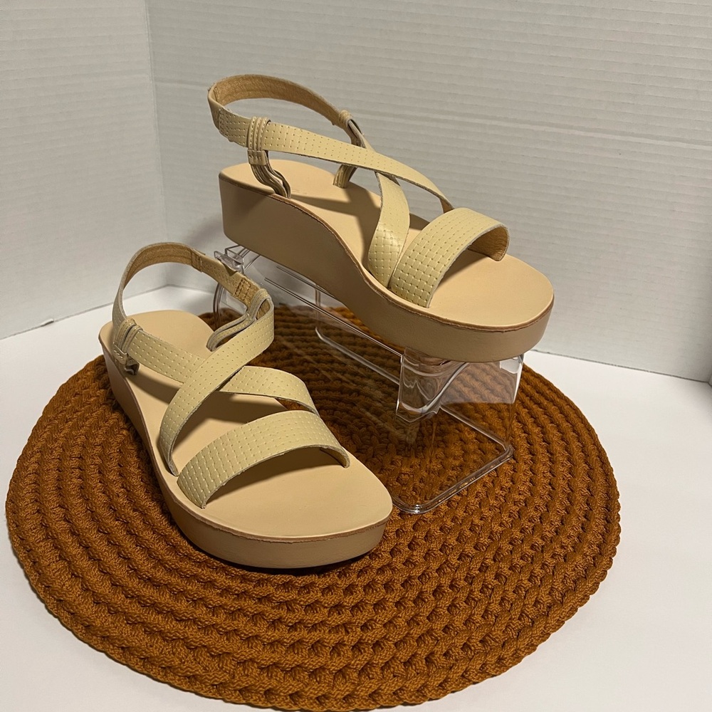OluKai ‘Ōnohi Strappy
Women’s Strappy Leather Sandals - Picture 5 of 8